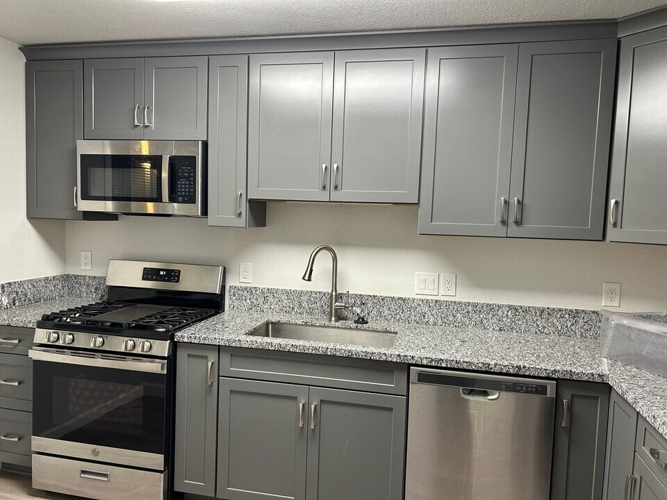 1933 H St in Sparks, NV - Building Photo