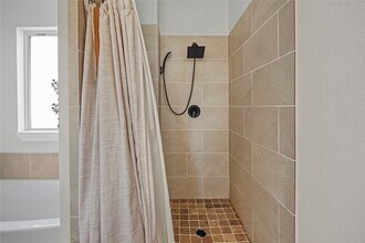 7950 Blue St in Houston, TX - Building Photo - Building Photo