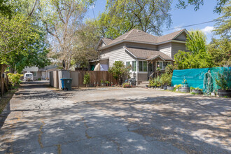 Cloverdale Garden Apartments in Cloverdale, CA - Building Photo - Building Photo