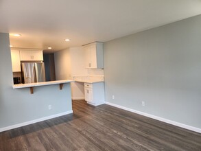12406 SE 31st St, Unit 101 in Bellevue, WA - Building Photo - Building Photo