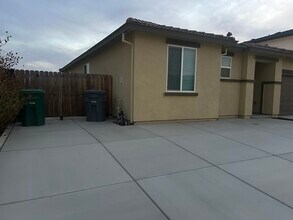 2067 Greenbriar Dr in Los Banos, CA - Building Photo - Building Photo