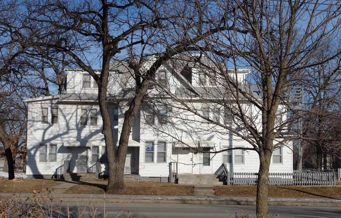 2421 Forest Ave in Des Moines, IA - Foto de edificio