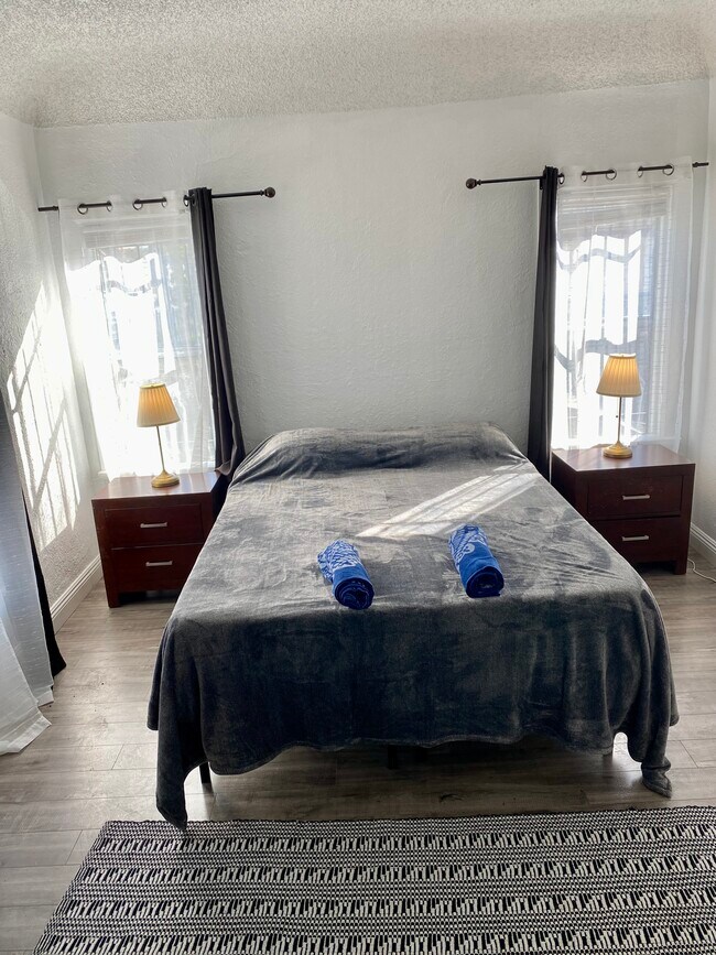 6313 S Victoria Ave, Unit 6313 in Los Angeles, CA - Building Photo - Building Photo