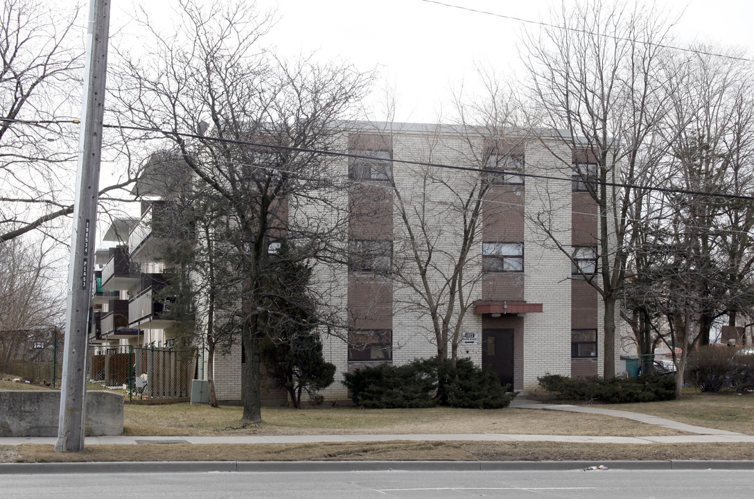 Montana Court in Toronto, ON - Building Photo