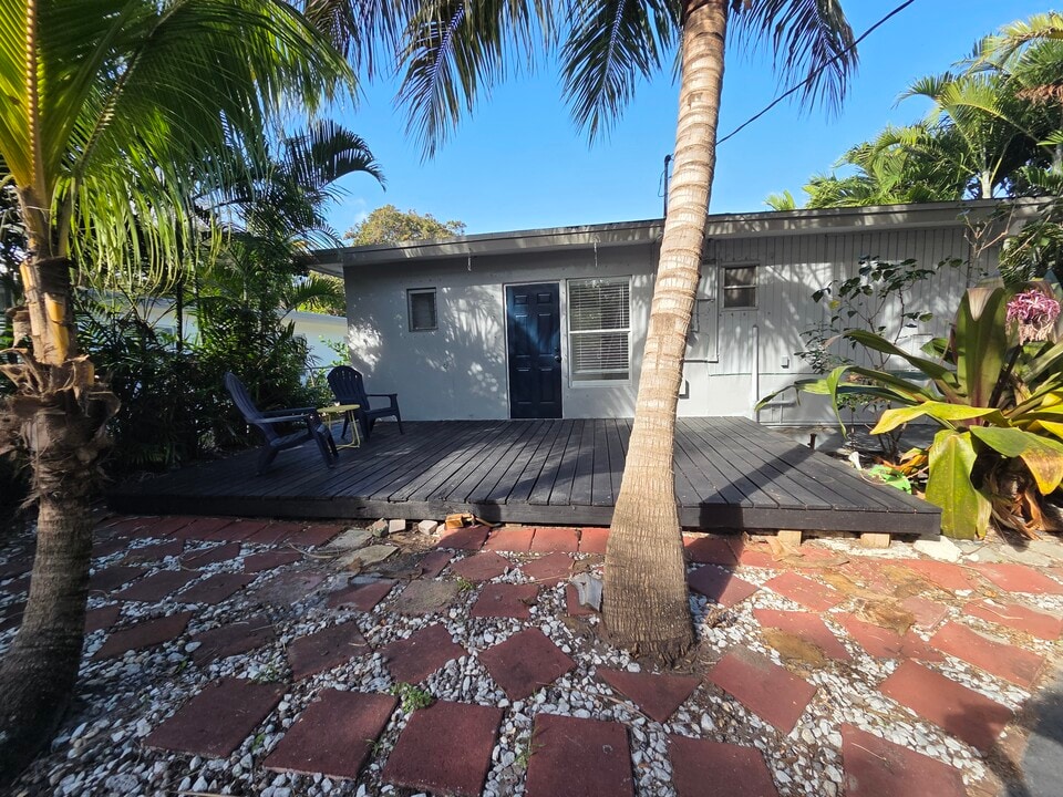 902 NE 40th St, Unit 2 in Oakland Park, FL - Building Photo