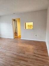 7 Boulder Ct in Coram, NY - Foto de edificio - Building Photo