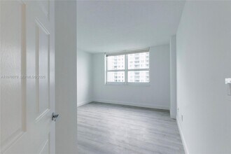 1155 Brickell Bay Dr, Unit 2204 in Miami, FL - Foto de edificio - Building Photo