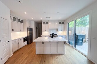 933 W Holly St in Fayetteville, AR - Building Photo - Building Photo