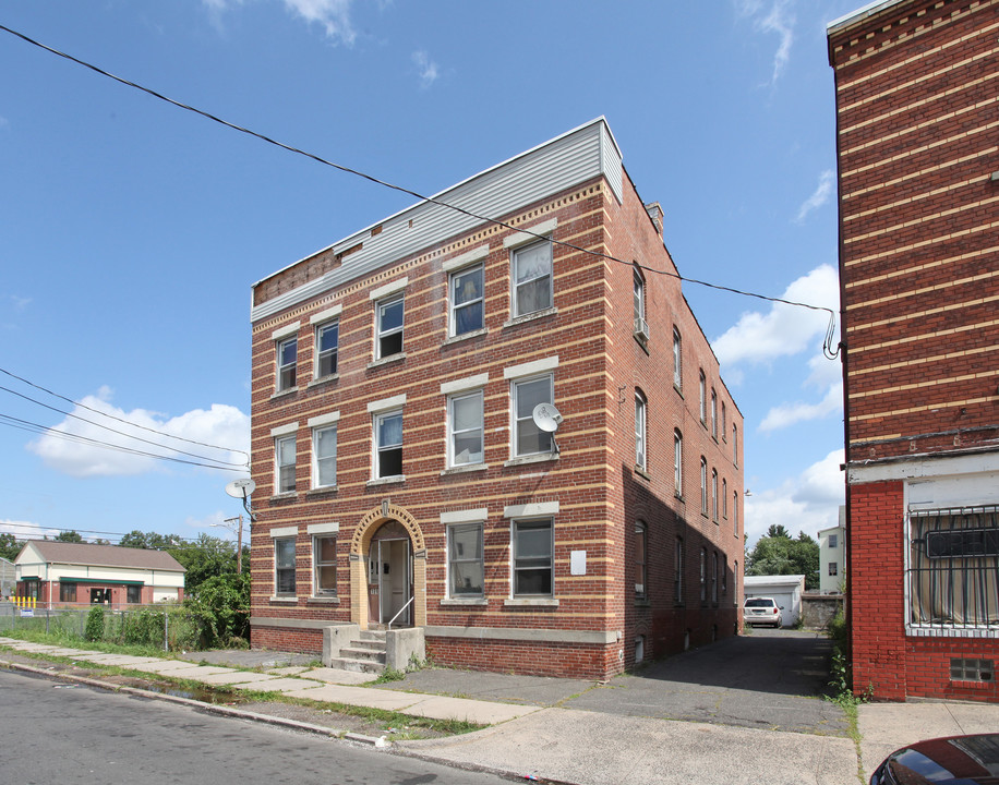 189 Oak St in New Britain, CT - Building Photo