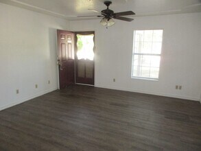 309 N Race St in Lampasas, TX - Foto de edificio - Building Photo