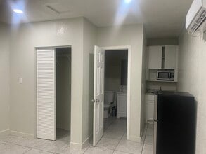 19227 NW 62nd Ave, Unit Studio in Hialeah, FL - Building Photo - Building Photo