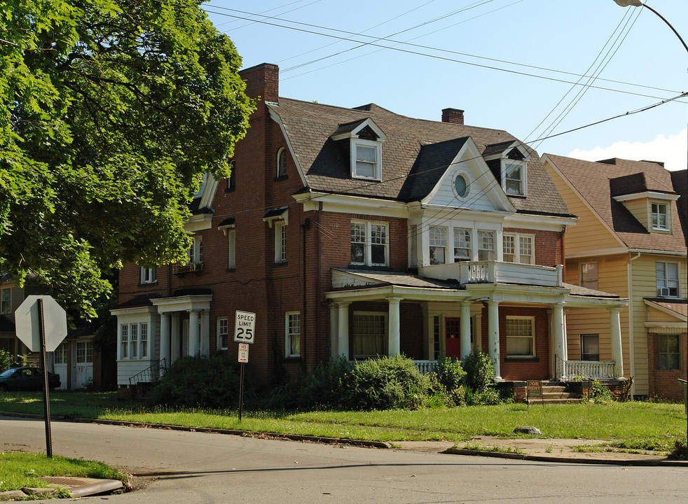 212 Broadway St in Youngstown, OH - Building Photo