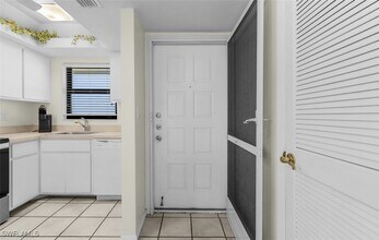 271 Southbay Dr in Naples, FL - Building Photo - Building Photo