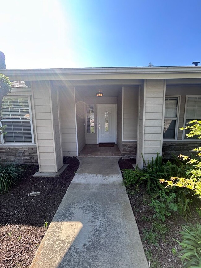 4909 W Leighson Ave in Visalia, CA - Building Photo - Building Photo