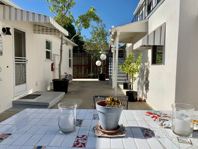 2401 Oak St, Unit Front in Santa Monica, CA - Foto de edificio - Building Photo