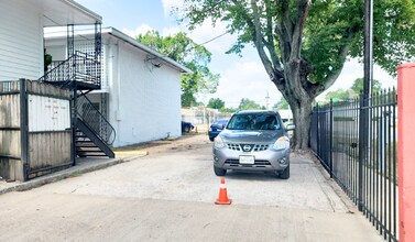 4742 Yale Apartments in Houston, TX - Foto de edificio - Building Photo