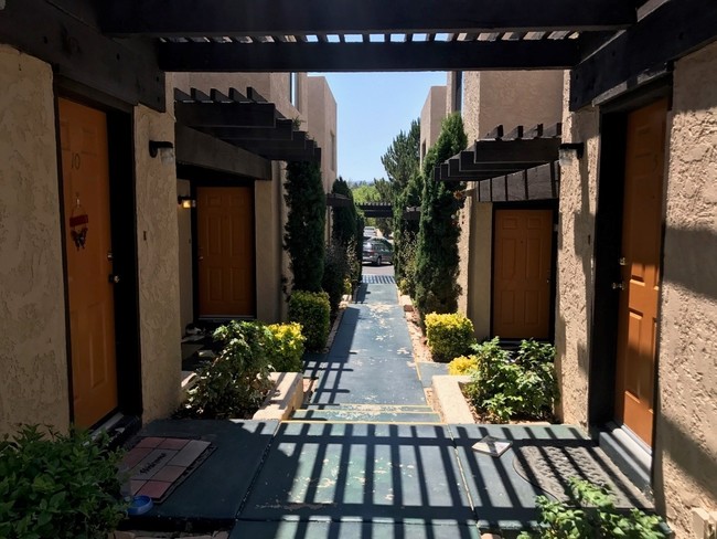 Courtyard Apartments in Prescott, AZ - Foto de edificio - Building Photo