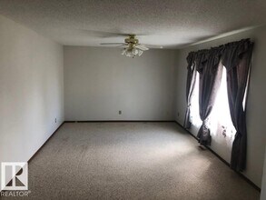 4619-4643 43 St in Mayerthorpe, AB - Building Photo - Building Photo