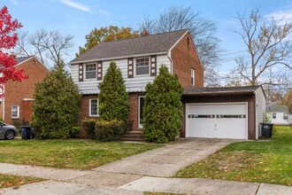 4831 Edsal Dr in Lyndhurst, OH - Foto de edificio - Building Photo