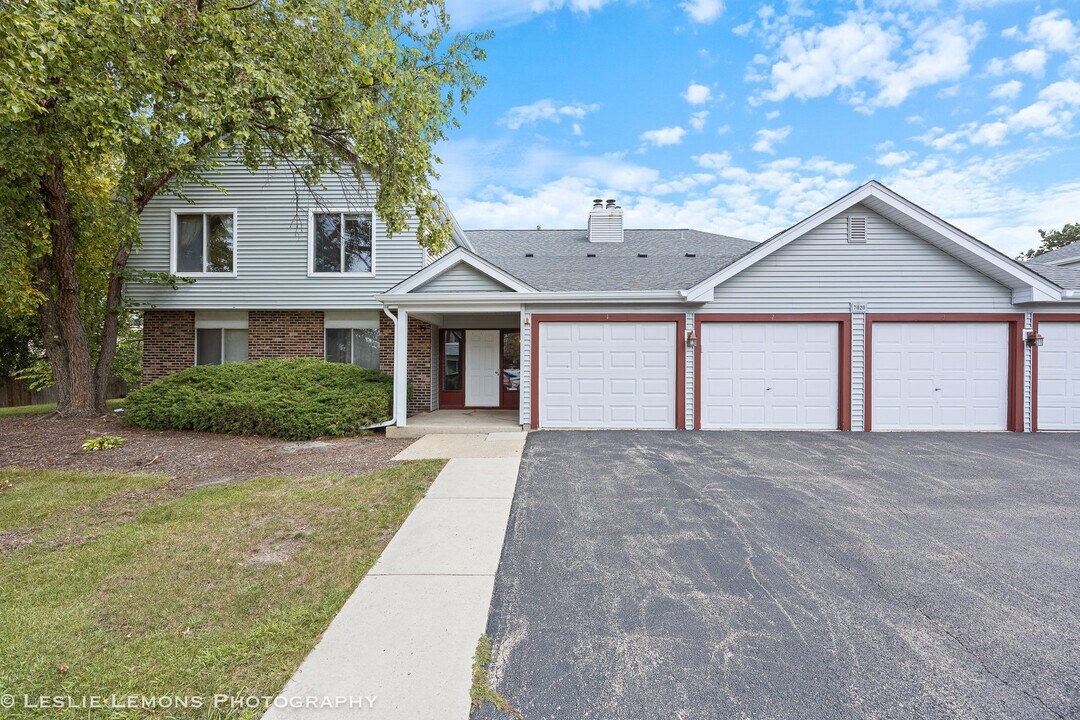7020 Barrington Ct in Woodridge, IL - Building Photo