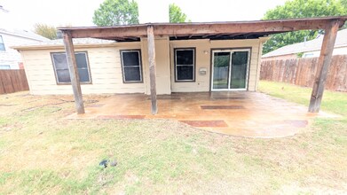 921 Wintercreek Dr in Denton, TX - Building Photo - Building Photo