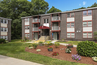 Spruce Knoll in Dracut, MA - Foto de edificio - Building Photo