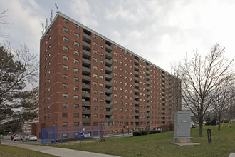 Queensway Manor in Mississauga, ON - Building Photo - Building Photo