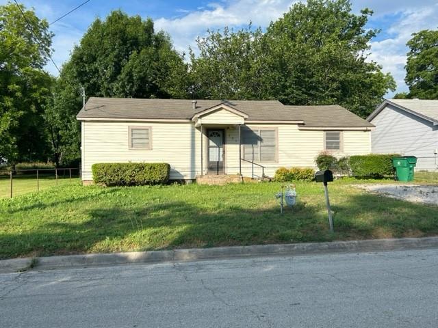 206 E Nelson St in Bowie, TX - Foto de edificio