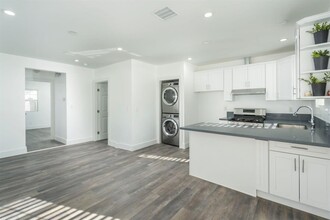 13521 Hamlin St in Van Nuys, CA - Building Photo - Building Photo