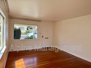 676 Spruce Ave in South San Francisco, CA - Building Photo - Building Photo