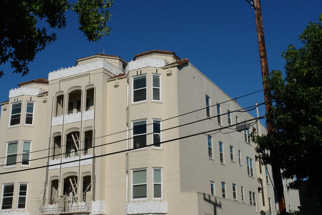 Louis Apartments in Burlingame, CA - Foto de edificio - Building Photo