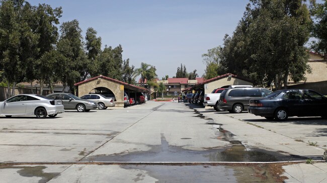 Arrow Park Apartments in Fontana, CA - Building Photo - Building Photo