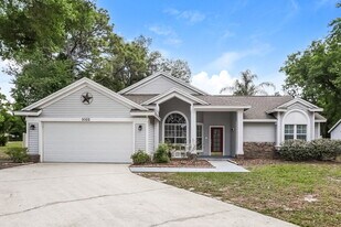 3322 Silverpond Dr in Plant City, FL - Building Photo