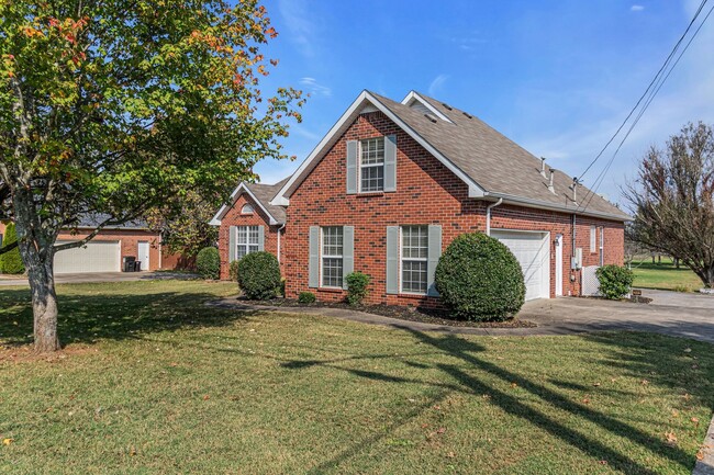 207 Andy Johns Dr in Smyrna, TN - Foto de edificio - Building Photo