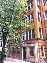 451 W St James Pl in Chicago, IL - Building Photo
