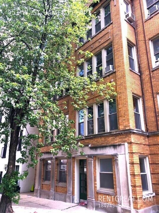451 W St James Pl in Chicago, IL - Building Photo