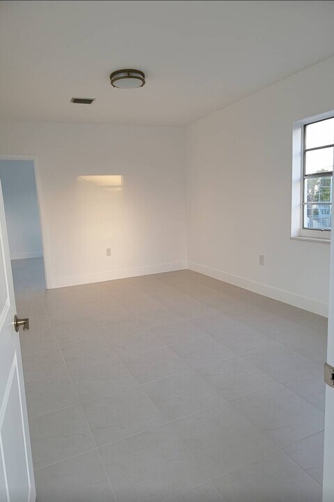 2311 NW 14th St in Miami, FL - Building Photo