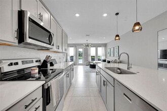 6112 Rancho Ln in Greenacres, FL - Foto de edificio - Building Photo