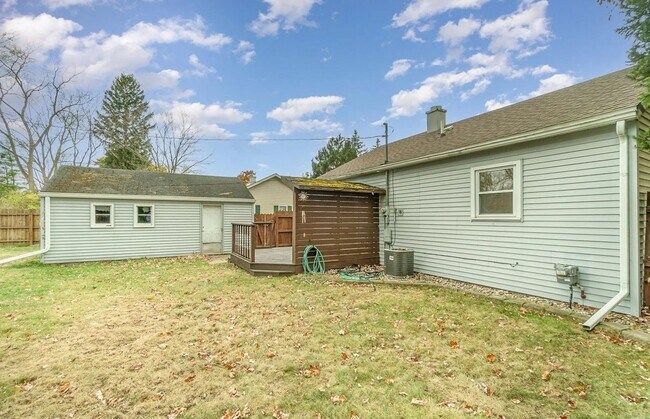 1302 E St Andrews Rd in Midland, MI - Building Photo - Building Photo