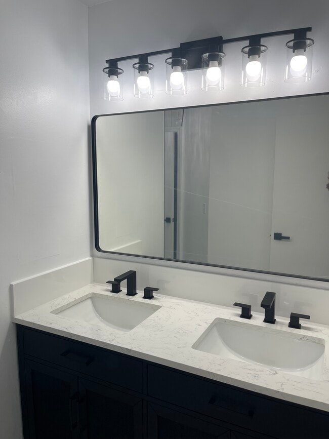 843 SW Thrift Ave in Port St. Lucie, FL - Foto de edificio - Building Photo