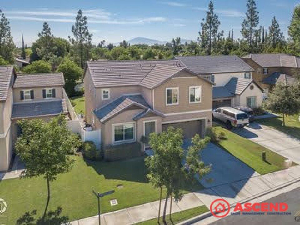2002 Holt Rinehart Ave in Bakersfield, CA - Building Photo