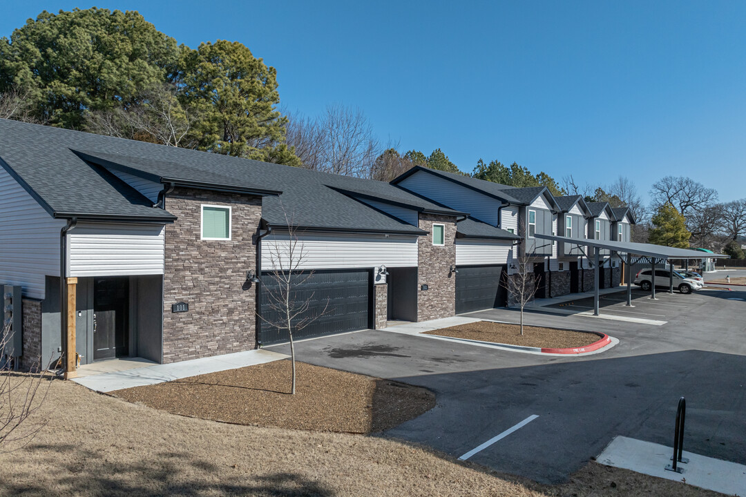 Station 7 Townhomes in Fayetteville, AR - Building Photo