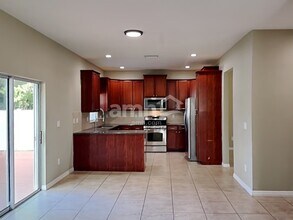 5654 Aaron Ct in Sarasota, FL - Foto de edificio - Building Photo