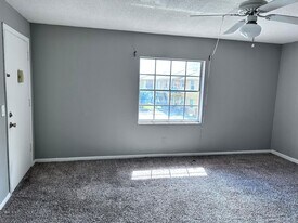 1625 W Oak Ridge Rd in Orlando, FL - Building Photo