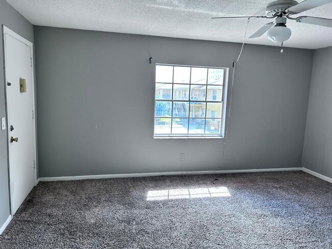 property at 1625 W Oak Ridge Rd