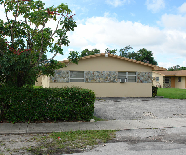 2460 NE 188th St in Miami, FL - Building Photo - Building Photo