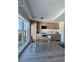 110 17th Street E in North Vancouver, BC - Building Photo - Building Photo