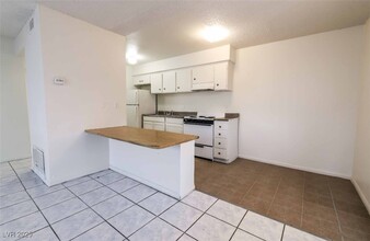 833 N Bruce St in Las Vegas, NV - Building Photo - Building Photo