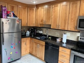 1404 Pondcrest Ln in White Plains, NY - Building Photo - Building Photo