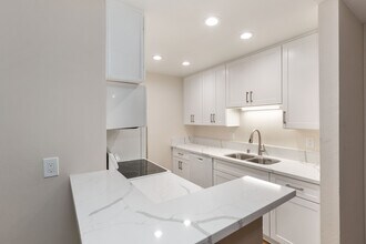6416 Friars Rd, Unit 221 in San Diego, CA - Building Photo - Building Photo